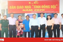 Bàn giao 2 căn nhà Đồng đội