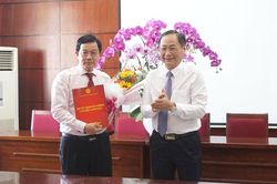 Trao quyết định phê chuẩn kết quả bầu ông Nguyễn Vĩnh Thạnh giữ chức Chủ tịch UBND thị xã Ninh Hòa