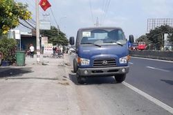 Hai xe tải tranh vượt ở đường cong, người đi xe máy chết thảm