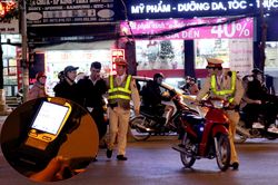 Uống rượu say mềm bị phạt hơn 7 triệu đồng, tài xế chống đối: 'Luật đổi, không ai thông báo'