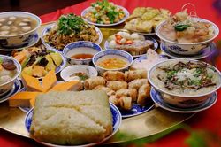 Giỗ không rượu, bố chồng quát con dâu: 'Đồ ki bo! Bỏ tiền thuê xe chở khách về, ai cho bỏ rượu?'