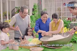Đặc sản ngày Tết: Khoảnh khắc gia đình sum vầy gắn kết