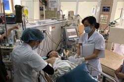 Uống rượu tất niên hết nhóm này đến nhóm khác rồi 'kéo nhau' ùn ùn nhập viện