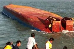 Chìm tàu hàng 850 tấn, 7 người thoát chết