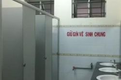 Một phụ nữ tố bị cướp, hiếp trong nhà vệ sinh