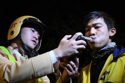 Hoa quả lên men, rượu nếp, thuốc... đo được nồng độ cồn: Cách nào 'phản pháo' CSGT?