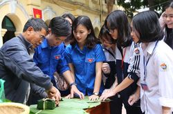 Hỗ trợ vé tàu, xe cho HS, SV hoàn cảnh khó khăn về đón Tết.