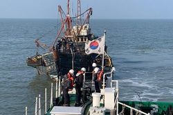 Hàn Quốc bắt giữ tàu cá Trung Quốc đánh bắt trái phép