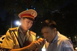 Uống 2 lon bia chạy xe máy, liêu xiêu 3 lần ngậm ống thổi, bị phạt 4,5 triệu
