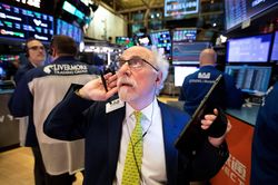 Chỉ số Dow Jones mất hơn 230 điểm do tình hình Trung Đông căng thẳng