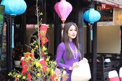 Chùm ảnh: Người dân TP.HCM rộn ràng du xuân tại lễ hội Tết lần đầu được tổ chức