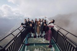Dàn người đẹp Hoa hậu Hoàn vũ tạo dáng cực chất tại cầu kính Rồng Mây