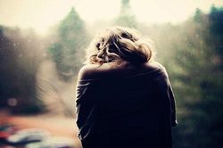 Tôi bị mắc kẹt trong mối tình đơn phương tay ba với bạn thân