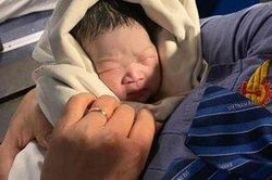 Sản phụ 35 tuổi sinh bé gái nặng 2,9kg trên tàu ngay trong đêm
