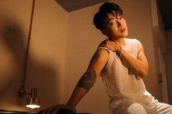 Cựu trưởng nhóm HKT - Titi thay đổi hình tượng '180 độ', khoe hình thể 6 múi mướt mắt