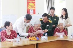 Thăm, chúc Tết tại Trung tâm Điều dưỡng và chăm sóc người có công tỉnh Khánh Hòa