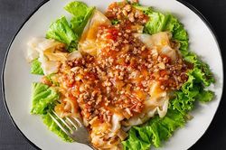 Bánh phở sốt xì dầu, xào cà chua thịt bằm