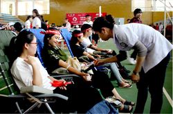 Dâng đời những giọt máu quý
