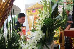 Hồng Tơ, Tấn Beo cùng nhiều đồng nghiệp, bạn hữu đến viếng cố NSƯT Chánh Tín