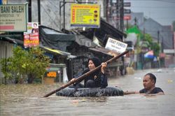 Đi thăm vùng lũ, máy bay chở Tổng thống Indonesia phải hạ cánh khẩn cấp
