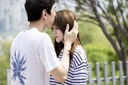 Ngày tôi đưa người yêu về ra mắt lần đầu, mẹ bật khóc cầu xin cô ấy hãy buông tha cho gia đình tôi khiến tôi sững sờ