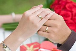 Nhân viên buông lời mỉa mai vì mua nhẫn cưới rẻ tiền, cô gái đáp trả một câu khiến nhân viên cúi đầu xin lỗi