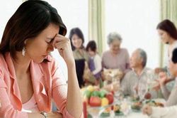 Vợ chồng trẻ không dám về quê ăn Tết để tiết kiệm tiền vì chỉ tính riêng khoản gửi tiền biếu Tết đã 'đi tong' 15 triệu