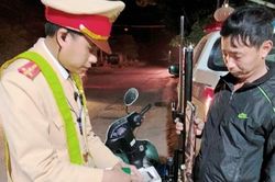 Tạm giữ người đàn ông đi xe máy sau khi uống rượu bia còn mang theo súng tự chế và 100 viên đạn bi