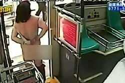 Không xin được tiền trên xe buýt, người phụ nữ lột đồ ăn vạ
