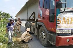 Xử lý 2 xe đầu kéo chở hàng siêu trường siêu trọng không có giấy phép