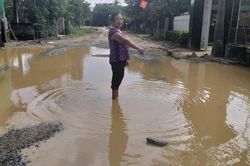 Cận cảnh đường nát như tương ở Hà Tĩnh, nhiều chỗ như 'vũng trâu đằm'
