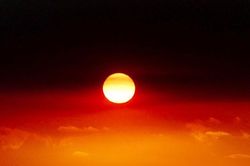 Cháy rừng, bầu trời Australia chuyển màu đỏ-đen kì dị như lá cờ thổ dân