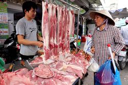 Giá thịt lợn tiếp tục giảm ở trang trại và chợ dân sinh