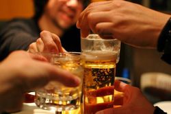 Singapore, UAE phạt nặng, bỏ tù người uống rượu bia nơi công cộng