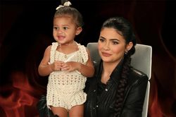 Con gái Kylie Jenner gây tranh cãi khi ra mắt BST mỹ phẩm riêng