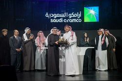 Giá cổ phiếu đại gia dầu khí Saudi Aramco thấp kỷ lục