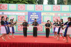 Tết Mông xuống phố... Hà Nội