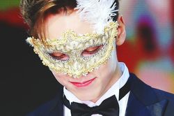 'Nín thở' với vẻ đẹp tựa chàng Romeo của Vernon (Seventeen) tại Golden Disc Awards