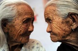 Lạ kỳ chị em sinh đôi xuất giá, qua đời cùng năm
