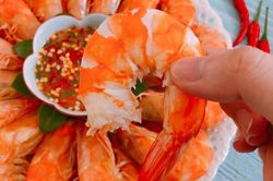 Hoảng hồn cô gái sốc phản vệ, suýt chết vì ăn 3 con tôm