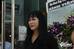 Phi Thanh Vân rơi nước mắt viếng NSƯT Chánh Tín