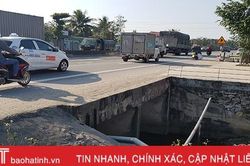 Nhiều phương tiện... 'tắm lạch' khi qua cầu không lan can trên QL 1A