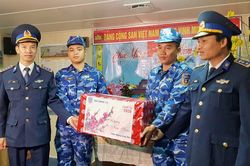 Những món quà Tết vượt sóng ra đảo Bạch Long Vĩ
