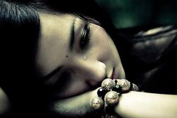 Nghi ngờ chồng có bồ, tôi âm thầm theo dõi để rồi khóc ngất khi thấy cảnh tượng trước mắt
