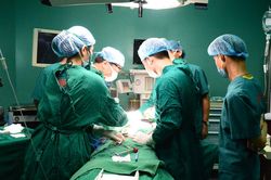 Cứu sống nữ bệnh nhân 33 tuổi khó thở vì khối u di căn