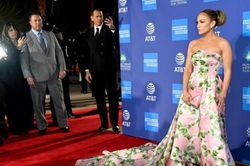 Jennifer Lopez thỏa sức tạo dáng trên thảm đỏ, hôn phu Alex Rodriguez đứng bên cánh gà cầm điện thoại làm 'phó nháy'