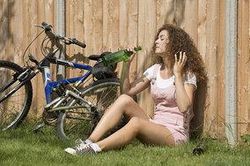 Uống rượu bia còn lái xe đạp: Australia tống giam, Nhật Bản phạt tiền nặng kèm lao động công ích 5 năm