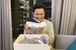 Hari Won ngậm ngùi nhìn Trấn Thành đập hộp đôi sneakers đế khủng giá 16 triệu do bạn tặng