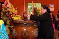 Phó Chủ tịch Thường trực Quốc hội Tòng Thị Phóng dâng hương tại Khu Di tích Kim Liên
