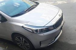 Giành khách, nữ điều hành hãng taxi đập móp đầu ô tô chạy Grab